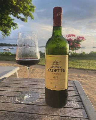 Tato pinotage z vinařství Kadette byla v kombinaci se šťavnatým steakem zážitek. Odpoledne na pobřeží s přáteli a víno ze...