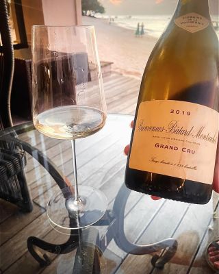 Enjoying a glass of Bienvenues Batard Montrachet at sunset #buenvenuesbatard #montrachet #tillmanglass #sunsetsips...